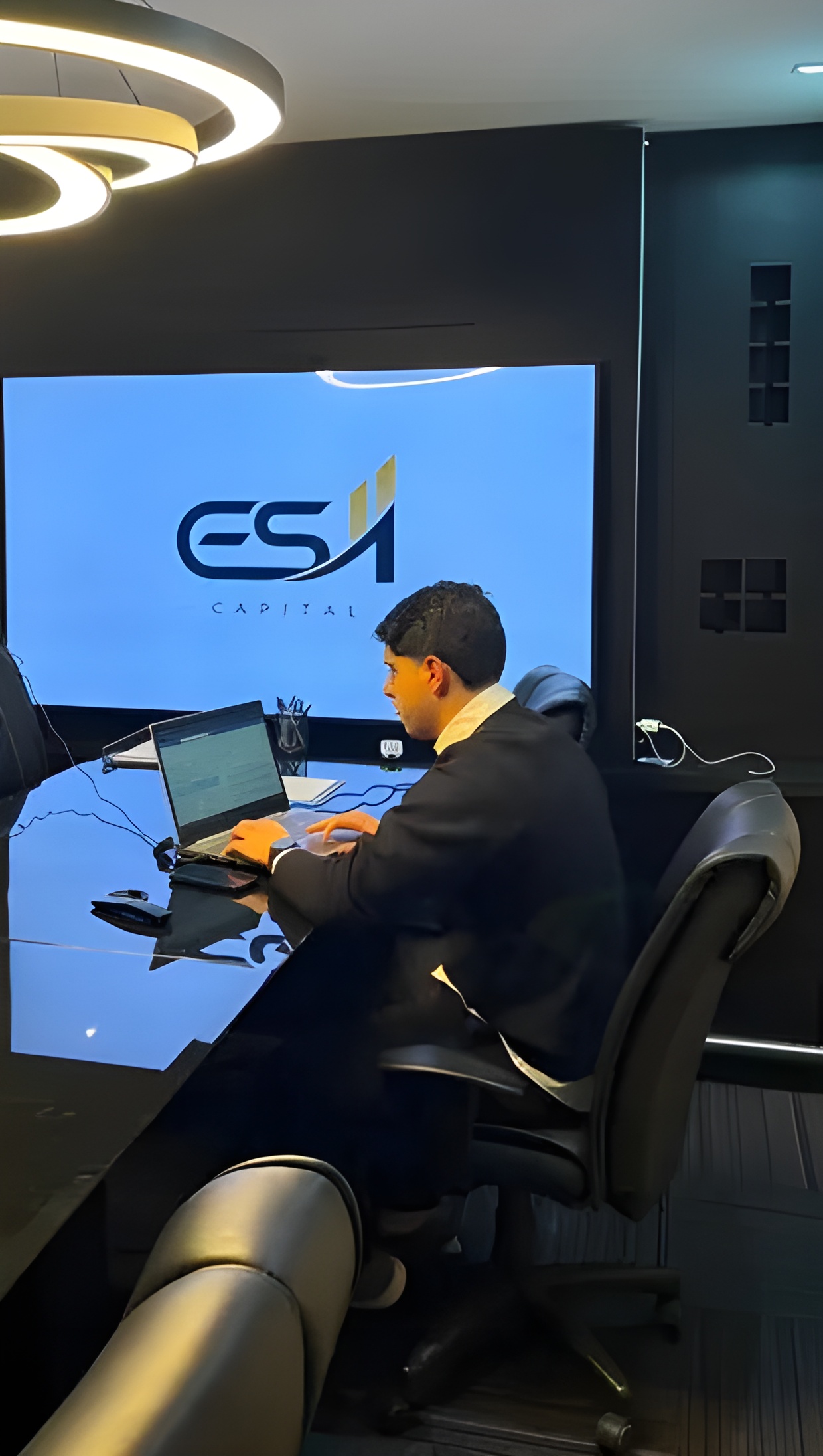 João Vittor Andrade trabalhando na sala de reuniões da ES11 Capital